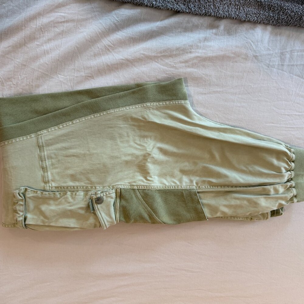 Free People Baggy Cargo Style pants with lots of pockets - Picture 11 of 11